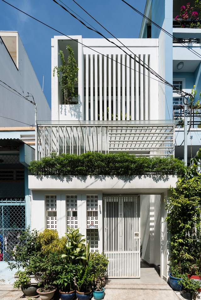 Ng&ocirc;i nh&agrave; c&oacute; diện t&iacute;ch kh&aacute; nhỏ, chỉ 53 m2, lại hẹp ngang, nằm kh&aacute; xa trung t&acirc;m, trong một con hẻm nhỏ đ&ocirc;ng d&acirc;n cư - một n&eacute;t đặc trưng của TP HCM.&nbsp; &nbsp;