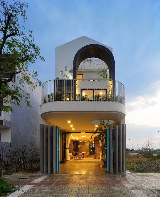 Ng&ocirc;i nh&agrave; tại H&ograve;a Xu&acirc;n, Đ&agrave; Nẵng được Econs Architecture thiết kế cho một cặp vợ chồng trẻ v&agrave; 3 con nhỏ. Trong một khu vực đang ph&aacute;t triển, kh&ocirc;ng gian xanh dần biến mất do qu&aacute; tr&igrave;nh đ&ocirc; thị h&oacute;a.