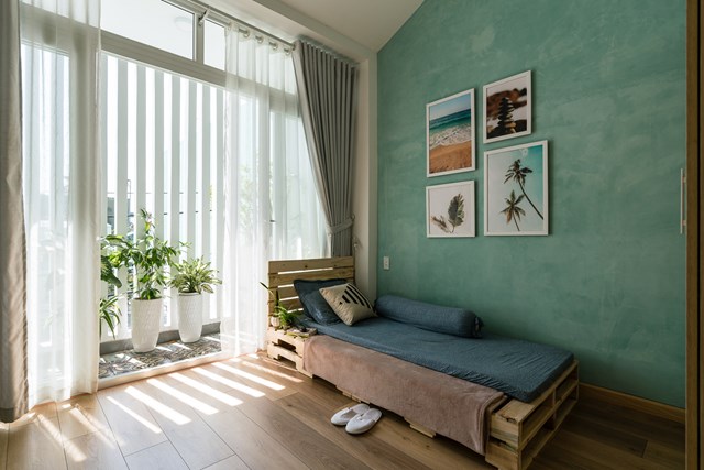 Nh&#224; nhỏ hẹp ngang, thiết kế bếp dưới gầm cầu thang để tối đa &#225;nh s&#225;ng v&#224; gi&#243; - Ảnh 2