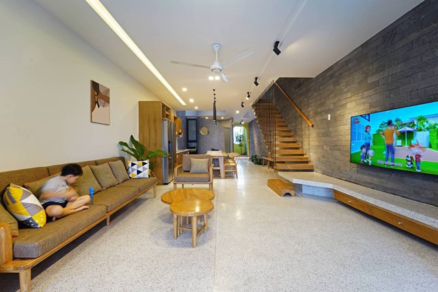 Với việc bố tr&iacute; kh&ocirc;ng gian chung ở tầng 1 v&agrave; s&acirc;n vườn, c&aacute;c kiến ​​tr&uacute;c sư mong muốn th&uacute;c đẩy sự giao lưu, kết nối giữa nhiều th&agrave;nh vi&ecirc;n. Tại c&aacute;c khoảng th&ocirc;ng tầng, mọi người c&oacute; thể giao lưu với c&aacute;c kh&ocirc;ng gian kh&aacute;c trong nh&agrave;.&nbsp; &nbsp;
