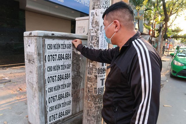 Tờ rơi quảng c&aacute;o cho vay trả g&oacute;p xuất hiện đầy rẫy ở TP HCM.