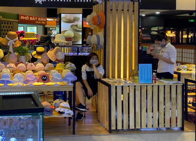 Một số quầy hoạt động th&igrave; chỉ c&oacute; duy nhất 1 nh&acirc;n vi&ecirc;n tr&ocirc;ng h&agrave;ng, thường xuy&ecirc;n trong trạng th&aacute;i "ng&oacute;ng" kh&aacute;ch. &nbsp;