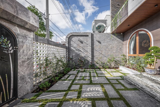 Phần s&acirc;n trước hiện tại đ&atilde; bị che lấp, nằm s&aacute;t đường v&agrave; kh&aacute; cao so với vỉa h&egrave; n&ecirc;n kiến ​​tr&uacute;c sư đ&atilde; hạ nền đồng thời dỡ bỏ m&aacute;i che để trả lại s&acirc;n vườn. Điều n&agrave;y vừa tạo khoảng l&ugrave;i vừa hạn chế &ocirc; nhiễm tiếng ồn, kh&oacute;i bụi từ b&ecirc;n ngo&agrave;i, gi&uacute;p hấp thụ v&agrave; giảm nhiệt mặt trời. &nbsp;