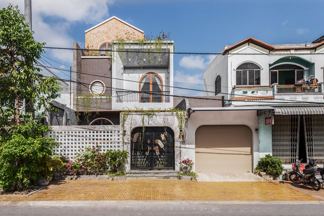 Ng&ocirc;i nh&agrave; tọa lạc tại S&oacute;c Trăng, được Space + Architecture cải tạo từ 3 nh&agrave; ống ri&ecirc;ng biệt th&agrave;nh một thể thống nhất nhằm đ&aacute;p ứng c&aacute;c y&ecirc;u cầu của gia chủ.&nbsp; &nbsp;