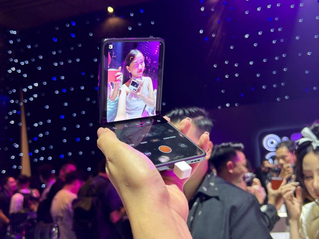 Cận cảnh trên tay điện thoại màn hình gập với giá 19,9 triệu đồng nhưng...lại là của OPPO - Ảnh 4