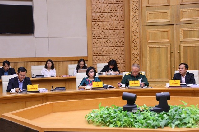Thứ trưởng Bộ Tư ph&aacute;p Đặng Ho&agrave;ng Oanh (thứ 2 từ tr&aacute;i sang, h&agrave;ng dưới) cho rằng dự thảo Luật Đất đai (sửa đổi) c&oacute; li&ecirc;n quan tới 22 luật, nhiều văn bản ph&aacute;p l&yacute;, v&igrave; vậy, cần r&agrave; so&aacute;t, bổ sung nội dung li&ecirc;n quan đang thực hiện theo quy định của c&aacute;c luật hiện h&agrave;nh (Bộ luật D&acirc;n sự, Luật Đầu tư,&hellip;)