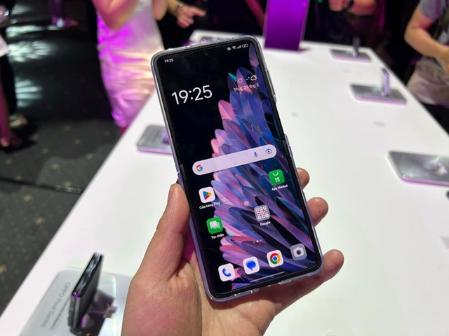 Cận cảnh trên tay điện thoại màn hình gập với giá 19,9 triệu đồng nhưng...lại là của OPPO - Ảnh 5