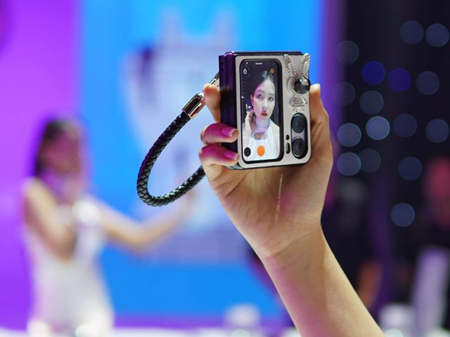 Cận cảnh trên tay điện thoại màn hình gập với giá 19,9 triệu đồng nhưng...lại là của OPPO - Ảnh 6