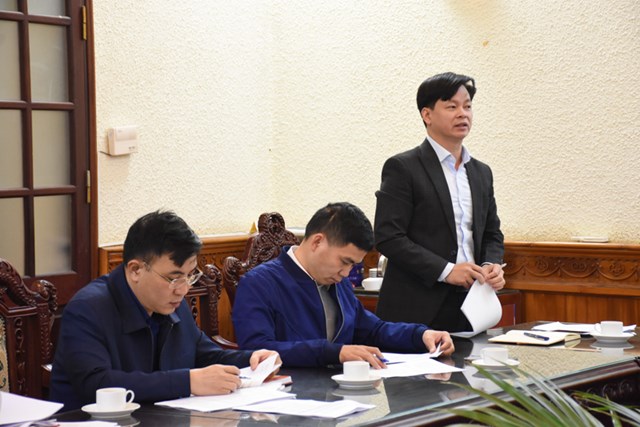 L&atilde;nh đạo Cục Kiểm tra văn bản quy phạm ph&aacute;p luật b&aacute;o c&aacute;o tại phi&ecirc;n họp