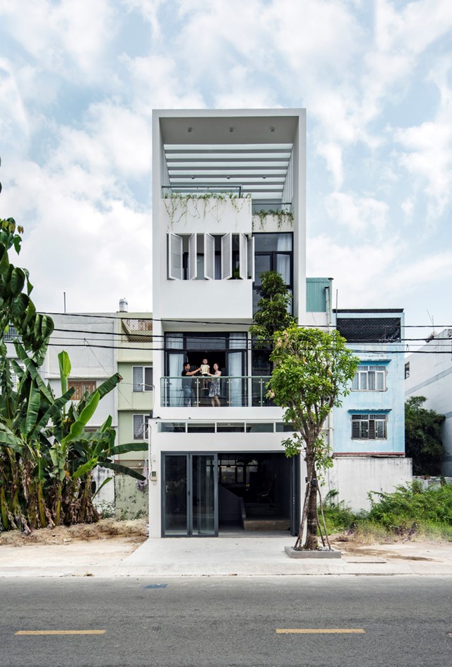 Con người ng&agrave;y c&agrave;ng xa rời thực tế v&agrave; chọn c&aacute;ch giao tiếp kh&aacute;c bằng thiết bị kỹ thuật số, điện thoại th&ocirc;ng minh, m&aacute;y t&iacute;nh bảng, m&aacute;y t&iacute;nh&hellip; C&aacute;c th&agrave;nh vi&ecirc;n trong gia đ&igrave;nh đang sống chung dưới một m&aacute;i nh&agrave; nhưng nh&igrave;n thấy nhau, nghe thấy tiếng n&oacute;i của nhau th&ocirc;ng qua h&igrave;nh ảnh v&agrave; video tr&ecirc;n c&aacute;c trang web x&atilde; hội, thế giới kỹ thuật số.&nbsp;Họ cảm thấy hạnh ph&uacute;c trong thế giới kỹ thuật số. &nbsp;