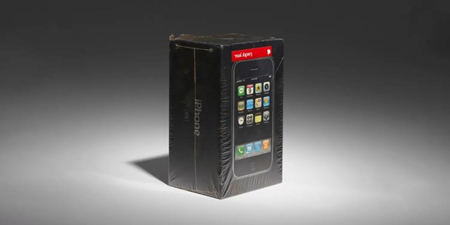 Cận cảnh chiếc iPhone đời đầu &#39;Lucky you&#39; độc nhất v&#244; nhị được b&#225;n đấu gi&#225; với gi&#225; kh&#244;ng tưởng - Ảnh 1