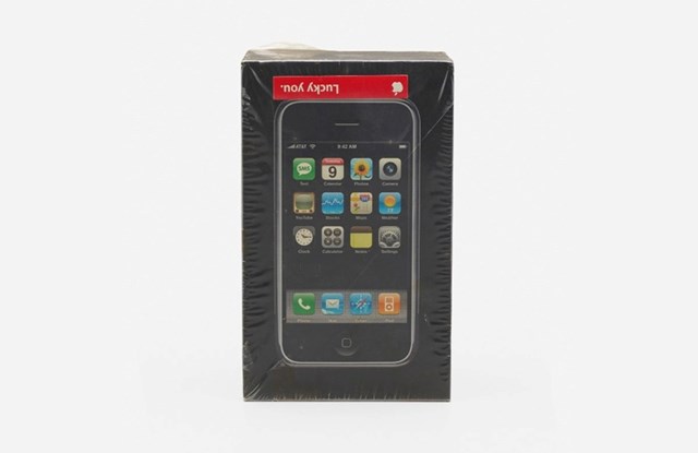 Cận cảnh chiếc iPhone đời đầu &#39;Lucky you&#39; độc nhất v&#244; nhị được b&#225;n đấu gi&#225; với gi&#225; kh&#244;ng tưởng - Ảnh 2
