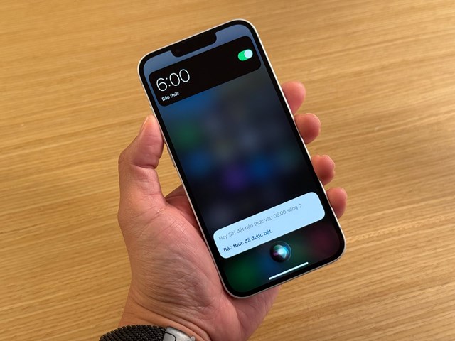 Mấy lệnh như bảo bật b&aacute;o thức, Siri l&agrave;m trong một nốt nhạc