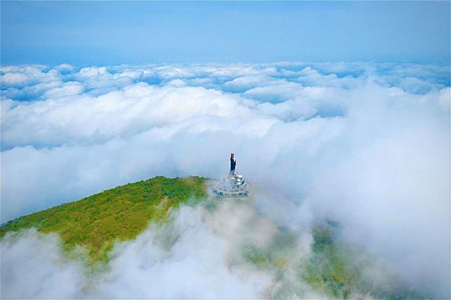 N&uacute;i B&agrave; Đen v&agrave; tượng Phật B&agrave; T&acirc;y Bổ Đ&agrave; Sơn ẩn hiện trong m&acirc;y &nbsp;