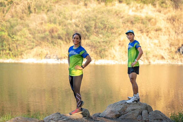 VĐV Thanh Vũ v&agrave; Trọng Nhơn tại Hồ N&uacute;i Đ&aacute; - nơi c&aacute;c runner của giải chạy Baden Mountain Marathon 2023 sẽ gh&eacute; qua&nbsp; &nbsp;