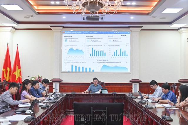 To&agrave;n cảnh buổi l&agrave;m việc. &nbsp;