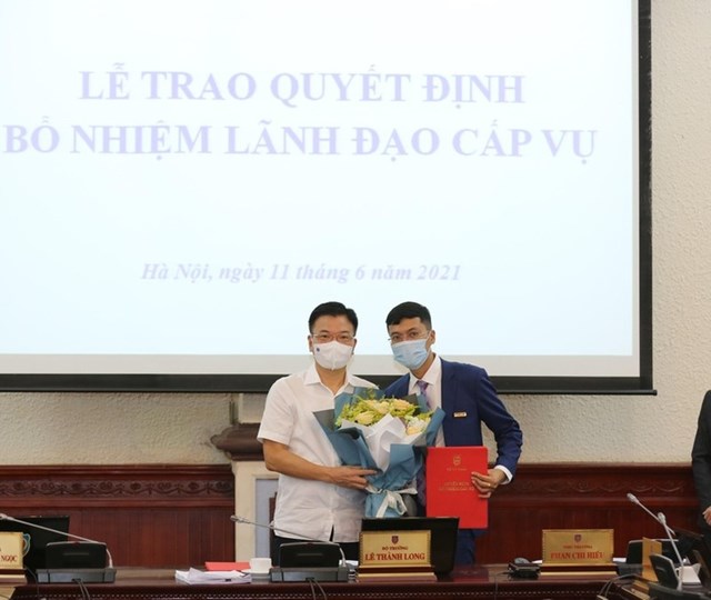 Bộ trưởng L&ecirc; Th&agrave;nh Long trao Quyết định cho đồng ch&iacute; H&agrave; &Aacute;nh B&igrave;nh.