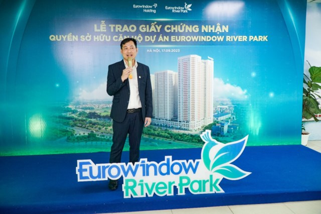 &Ocirc;ng Phạm Văn Huy - Gi&aacute;m đốc kinh doanh, đại diện đơn vị ph&aacute;t triển dự &aacute;n Eurowindow Holding ph&aacute;t biểu tại lễ b&agrave;n giao sổ hồng căn hộ chung cư Eurowindow River Park (đợt 1). Ảnh:&nbsp;Eurowindow Holding'