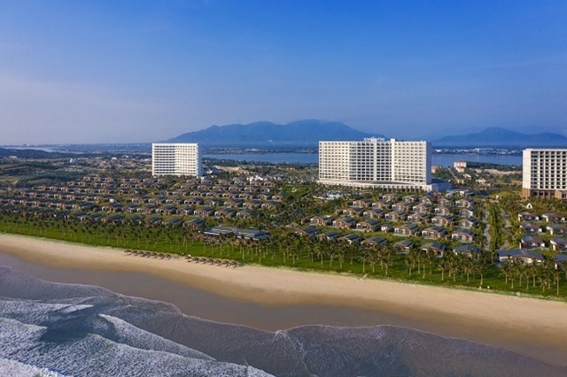 Quần thể du lịch nghỉ dưỡng M&ouml;venpick Resort Cam Ranh v&agrave; Radisson Blu Resort Cam Ranh tọa lạc tại "tr&aacute;i tim" B&atilde;i D&agrave;i, Cam Ranh, Kh&aacute;nh H&ograve;a. Đ&acirc;y l&agrave; một trong 10 b&atilde;i biển đẹp nhất h&agrave;nh tinh theo b&igrave;nh chọn của Tạp ch&iacute;&nbsp;National Geographic. B&atilde;i D&agrave;i c&oacute; những miền c&aacute;t trắng thoải d&agrave;i, l&agrave;n nước xanh ngọc h&ograve;a quyện với sắc xanh của m&acirc;y trời v&agrave; c&acirc;y cối.