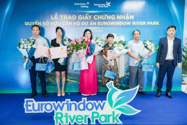 Đại diện chủ nh&acirc;n c&aacute;c căn hộ chung cư Eurowindow River Park nhận sổ hồng đợt 1 ng&agrave;y 17/9. Ảnh:&nbsp;Eurowindow Holding