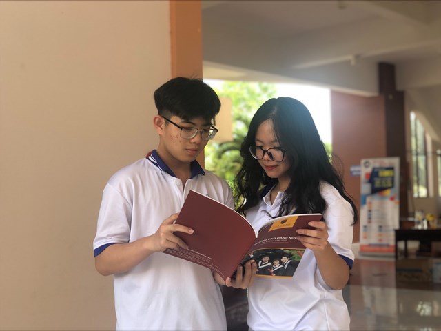C&aacute;c em học sinh tại Bến Tre h&agrave;o hứng t&igrave;m hiểu về chương tr&igrave;nh đ&agrave;o tạo v&agrave; cơ hội việc l&agrave;m m&agrave; Nova College mang lại.