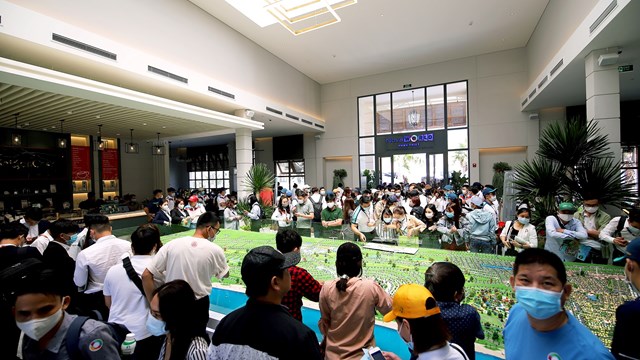 Nh&agrave; đầu tư tham quan sa b&agrave;n Dự &aacute;n NovaWorld Phan Thiet th&aacute;ng 03 vừa qua.