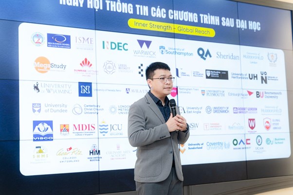 Đại diện ban tổ chức ph&aacute;t biểu trong Lễ Khai mạc