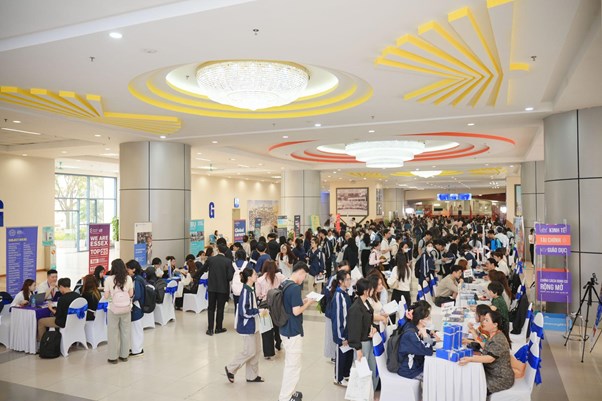 Sinh vi&ecirc;n h&agrave;o hứng kh&aacute;m ph&aacute; cơ hội học tập