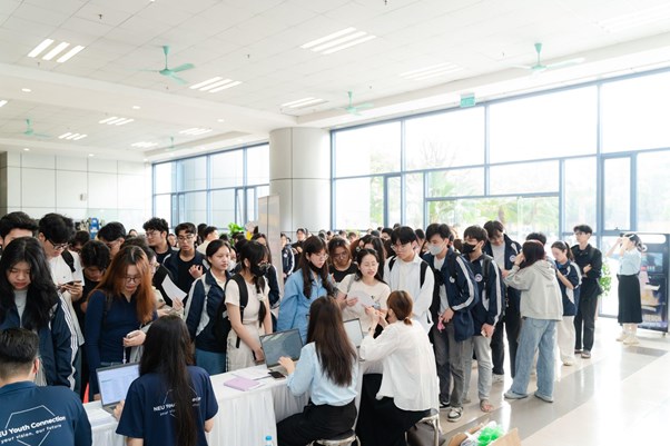 H&igrave;nh ảnh c&aacute;c bạn sinh vi&ecirc;n đến check-in sự kiện
