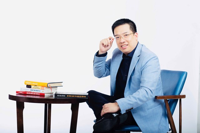 TS. Ho&agrave;ng Trung Dũng - Chủ tịch Học viện Kingsman.