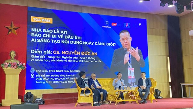 TS. Nguyễn Quang Đồng, Viện Nghi&ecirc;n cứu ch&iacute;nh s&aacute;ch v&agrave; ph&aacute;t triển truyền th&ocirc;ng - Hội truyền th&ocirc;ng số Việt Nam c&ugrave;ng c&aacute;c diễn giả tham gia tọa đ&agrave;m.