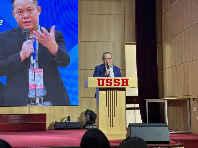 GS.TS Nguyễn Đức An &ndash; Gi&aacute;m đốc Trung t&acirc;m Nghi&ecirc;n cứu Truyền th&ocirc;ng về khoa học, sức khỏe v&agrave; dữ liệu, Đại học Bournemouth (Anh quốc) &ndash; tr&igrave;nh b&agrave;y tại tọa đ&agrave;m về vai tr&ograve; kh&ocirc;ng thể thay thế của nh&agrave; b&aacute;o trong thời đại AI.