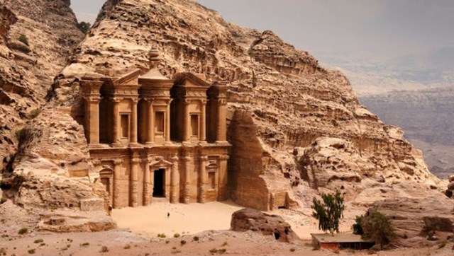 Th&agrave;nh cổ Petra b&iacute; ẩn tạc m&igrave;nh trong n&uacute;i đ&aacute;.