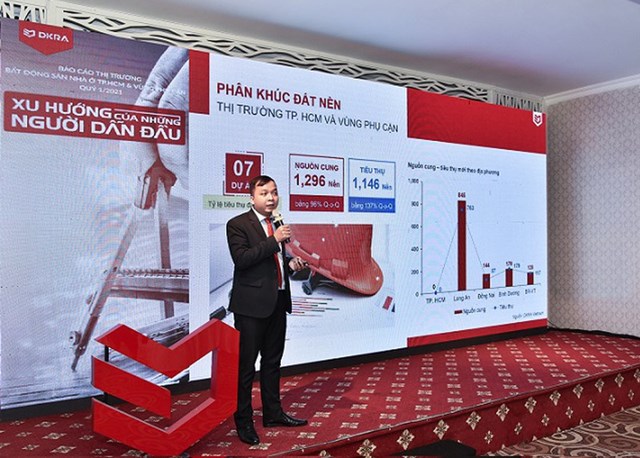 &Ocirc;ng V&otilde; Hồng Thắng - Trưởng ph&ograve;ng R&amp;D DKRA Vietnam tr&igrave;nh b&agrave;y những diễn biến đ&aacute;ng ch&uacute; &yacute; của thị trường Bất động sản Nh&agrave; ở TP HCM v&agrave; v&ugrave;ng phụ cận trong Qu&yacute; 1/2021.&nbsp;