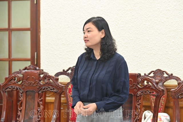 C&aacute;c c&aacute;n bộ, c&ocirc;ng chức của Cục Kiểm tra văn bản quy phạm ph&aacute;p luật ph&aacute;t biểu tại buổi l&agrave;m việc.