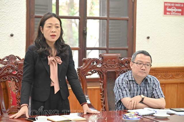 Ph&oacute; Cục trưởng Cục Kiểm tra văn bản quy phạm ph&aacute;p luật Nguyễn Thị Thu H&ograve;e ph&aacute;t biểu tại buổi l&agrave;m việc.