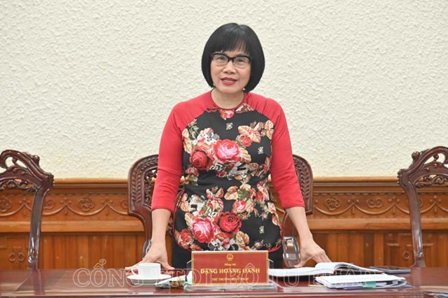 Thứ trưởng Đặng Ho&agrave;ng Oanh ph&aacute;t biểu kết luận cuộc họp.