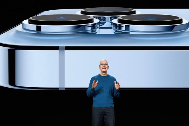 Tổng thống Trump n&#243;i Apple c&#243; thể tự sản xuất iPhone tại Mỹ, chuy&#234;n gia n&#243;i gi&#225; sẽ gấp gần 3 lần hiện tại - Ảnh 1