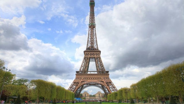 Th&aacute;p Eiffel &ndash; biểu tượng hoa lệ của Paris.