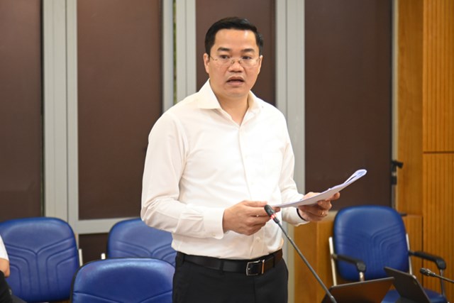 Đại diện Bộ Kế hoạch v&agrave; Đầu tư tr&igrave;nh b&agrave;y t&oacute;m tắt nội dung Tờ tr&igrave;nh tại phi&ecirc;n họp