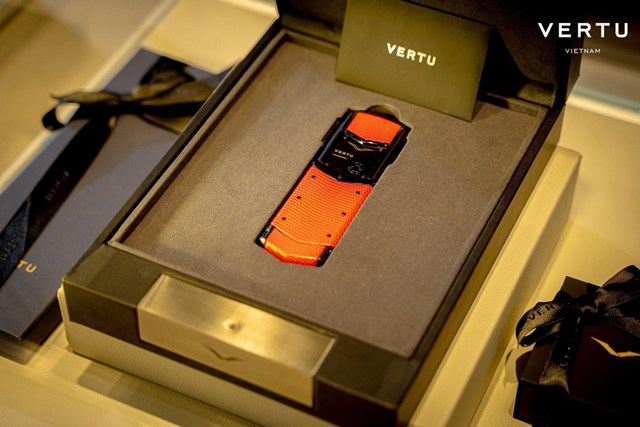Mỗi chiếc điện thoại Vertu đều được v&iacute; như một t&aacute;c phẩm nghệ thuật bởi sự c&ocirc;ng phu, tỉ mỉ của c&aacute;c nghệ nh&acirc;n. &nbsp;