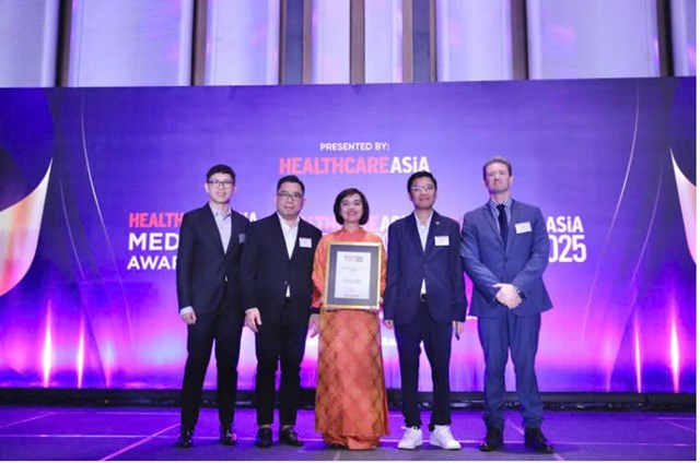 Hệ thống nh&agrave; thuốc &amp; Ti&ecirc;m chủng FPT Long Ch&acirc;u thắng giải &ldquo;Đổi mới s&aacute;ng tạo của năm&rdquo; tại Healthcare Asia Pharma Awards 2025 &nbsp;