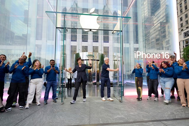 Apple “chạy nước r&#250;t” vận chuyển iPhone về Mỹ trước giờ G &#225;p thuế 104% của &#244;ng Trump - Ảnh 1