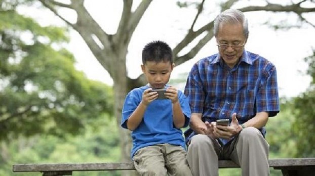Người gi&agrave; sử dụng smartphone kh&ocirc;ng hề kh&oacute; khăn như bạn nghĩ