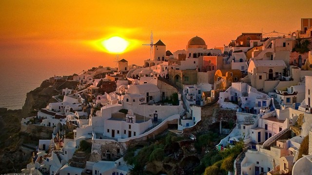 Ho&agrave;ng h&ocirc;n tại&nbsp;thi&ecirc;n đường Santorini&nbsp;