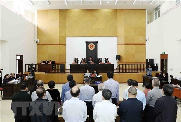 Quang cảnh phi&ecirc;n t&ograve;a h&igrave;nh sự sơ thẩm x&eacute;t xử vụ &aacute;n &ldquo;Vi phạm quy định về quản l&yacute;, sử dụng t&agrave;i sản Nh&agrave; nước g&acirc;y thất tho&aacute;t, l&atilde;ng ph&iacute;; thiếu tr&aacute;ch nhiệm g&acirc;y hậu quả nghi&ecirc;m trọng&rdquo; xảy ra tại C&ocirc;ng ty cổ phần Gang th&eacute;p Th&aacute;i Nguy&ecirc;n (TISCO). (Ảnh: Phạm Ki&ecirc;n/TTXVN)