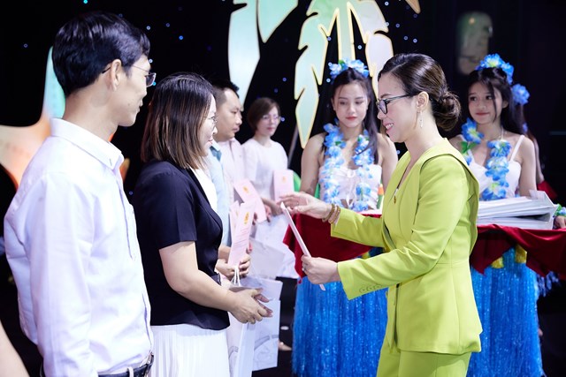 Đại diện Sun Property trao sổ đỏ cho kh&aacute;ch h&agrave;ng Sun Grand City New An Thoi &nbsp;