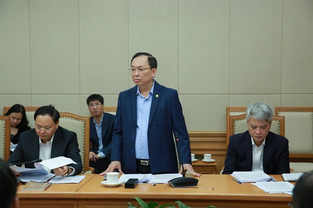 Ph&oacute; Thống đốc Thường trực Ng&acirc;n h&agrave;ng Nh&agrave; nước Đ&agrave;o Minh T&uacute; b&aacute;o c&aacute;o Ph&oacute; Thủ tướng về c&ocirc;ng t&aacute;c bảo đảm nguồn vốn t&iacute;n dụng cho lĩnh vực bất động sản - Ảnh: VGP/Minh Kh&ocirc;i &nbsp;