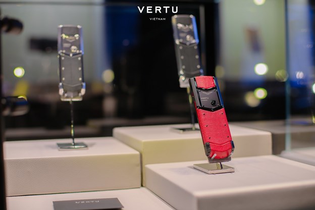 Tại cửa h&agrave;ng Vertu Việt Nam ch&iacute;nh h&atilde;ng, những mẫu Vertu Signature V 4G đ&atilde; c&oacute; sẵn h&agrave;ng để kh&aacute;ch h&agrave;ng trải nghiệm v&agrave; lựa chọn. &nbsp;