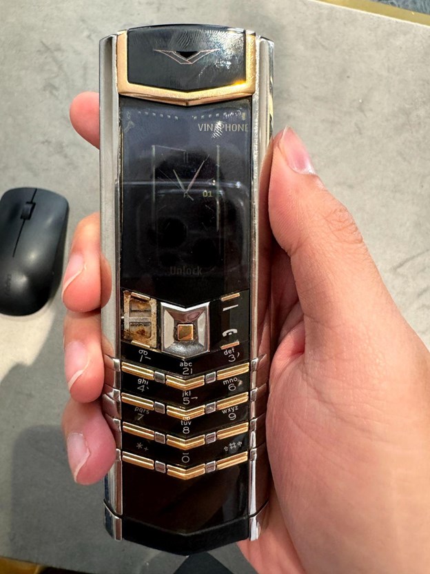 Những chiếc Vertu đời cũ với giới mộ điệu l&agrave; v&ocirc; gi&aacute;, v&igrave; vậy họ vẫn lưu giữ, tr&acirc;n qu&yacute; như một m&oacute;n phụ kiện xa xỉ sau khi n&acirc;ng cấp l&ecirc;n d&ugrave;ng Vertu 4G. &nbsp;